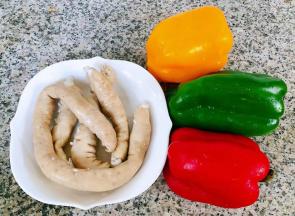 准备煮好的肥肠、青椒、红椒、黄椒备用