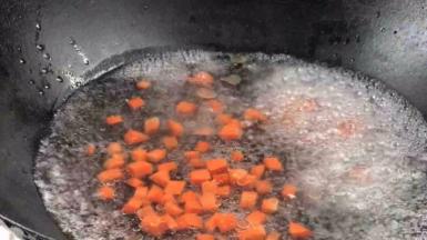 先放入胡萝卜煮沸