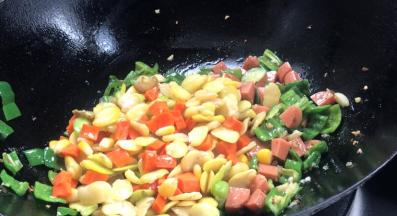 加入焯水过的蔬菜翻炒均匀