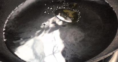 起锅烧开水，加入少许盐和油