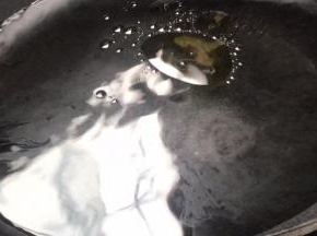 起锅烧开水，加入少许盐和油