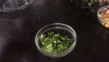 青椒洗净去蒂切成小丁