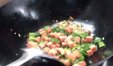 加入火腿肠丁炒匀