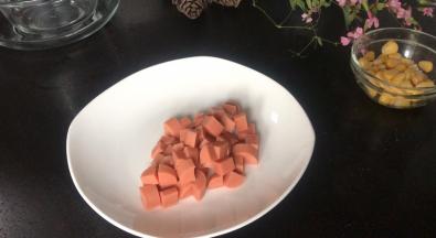 火腿肠去皮切丁备用