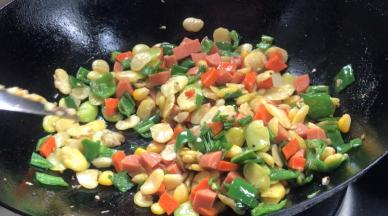 加入味精和葱花翻炒均匀