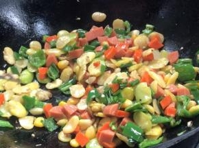 加入味精和葱花翻炒均匀