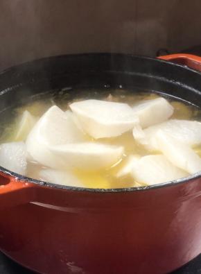 1小时后，把白萝卜放入排骨锅中