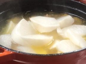 1小时后，把白萝卜放入排骨锅中