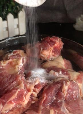 猪排骨用盐水浸泡半小时