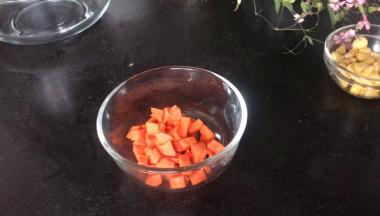 胡萝卜去皮切丁备用