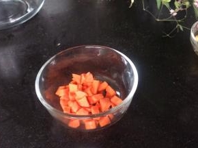 胡萝卜去皮切丁备用