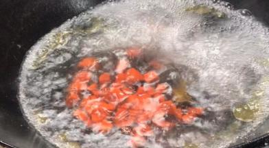 放入胡萝卜煮沸