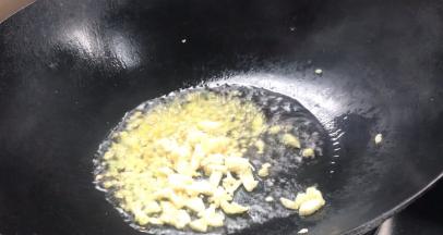 起锅热油，放入姜蒜炒香