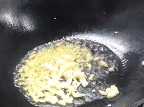 起锅热油，放入姜蒜炒香