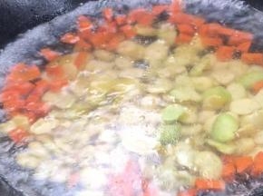 加入蚕豆煮沸