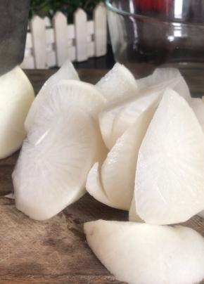 白萝卜刷洗干净，切成滚刀块