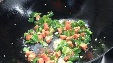 加入胡椒粉炒匀