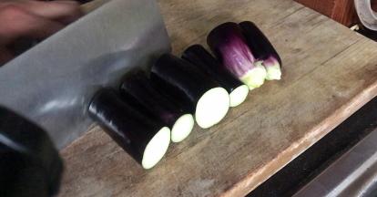 茄子洗净去蒂，切5厘米的段