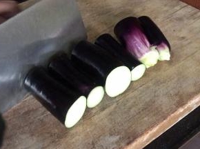茄子洗净去蒂，切5厘米的段