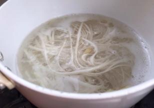 放入挂面煮沸