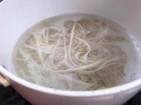 放入挂面煮沸