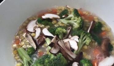 加入香菇煮沸
