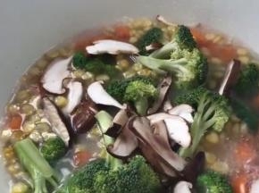 加入香菇煮沸