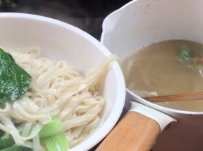 出锅装碗，留汤在锅中