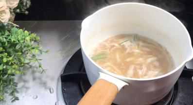 加入食用油拌匀即可