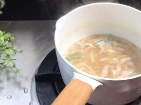 加入食用油拌匀即可