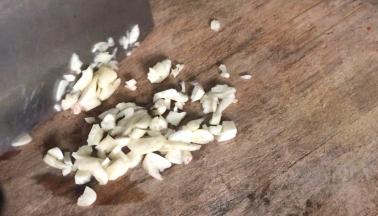 蒜头去皮，切成碎末