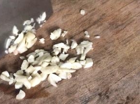 蒜头去皮，切成碎末