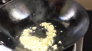 放入蒜末炒香