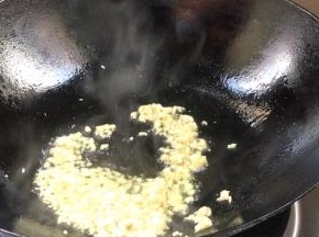 放入蒜末炒香