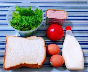 准备原材料吐司、午餐肉、鸡蛋、番茄、生菜、沙拉酱