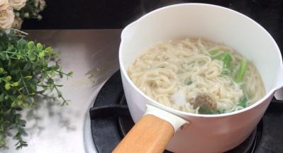 加入盐、胡椒粉和味精