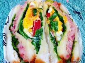 自己制作的三明治料足味美