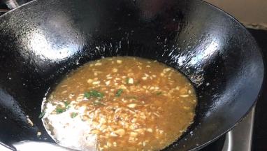 撒入葱花拌匀即可