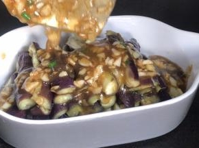 倒在茄子上面