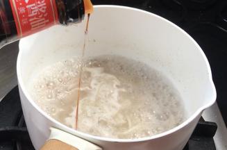 淋入生抽和味精