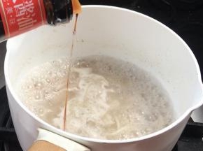 淋入生抽和味精