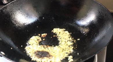 加入盐和胡椒粉炒匀