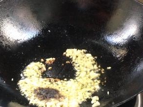 加入盐和胡椒粉炒匀