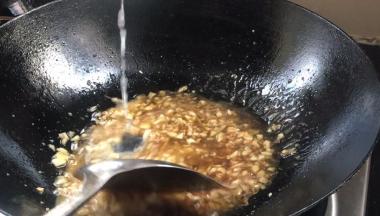 淋入淀粉水勾芡