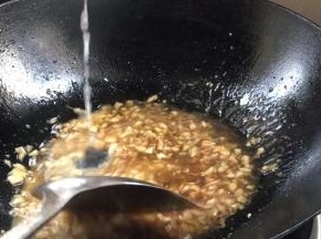 淋入淀粉水勾芡