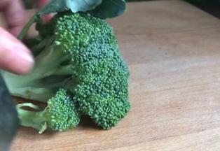 切去西兰花的根部