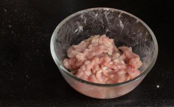 加入料酒、生抽和淀粉拌匀腌制