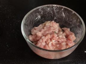 加入料酒、生抽和淀粉拌匀腌制
