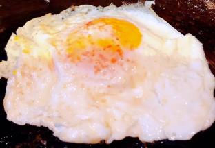 鸡蛋煎好再轻轻翻过来煎制另一面煎制成自己喜欢的几分熟即可