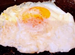 鸡蛋煎好再轻轻翻过来煎制另一面煎制成自己喜欢的几分熟即可